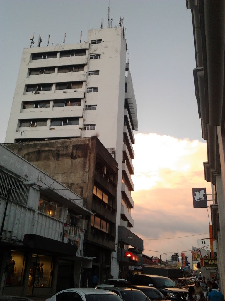 NUBE FRENTE AL EDIFICIO by Gabriel M. SalvadoR