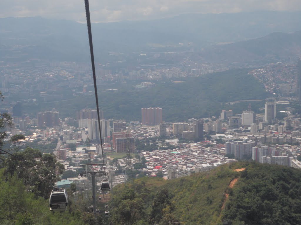 Pinto Salinas y Mariperez desde cabina del Teleférico by Alfredo Guánchez V