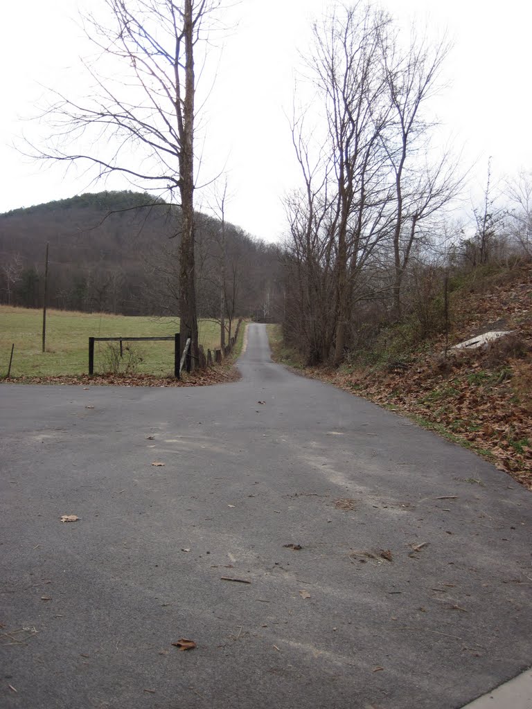 The access road to the river access by midatlanticriverrat