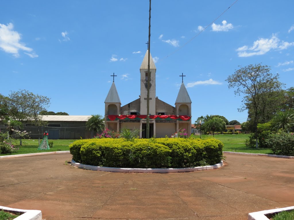 Igreja católica vista a partir da praça em Santa Mônica, PR. by Ricardo Mercadante