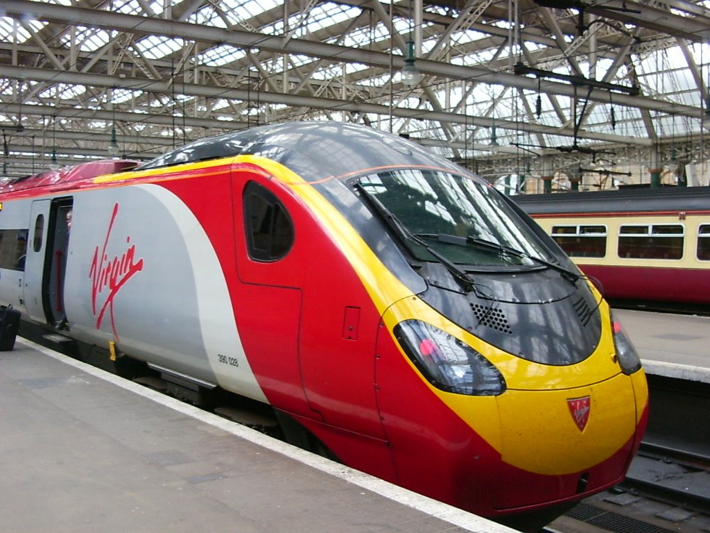 Virgin Train Glasgow Station by ROBCCLOVIS