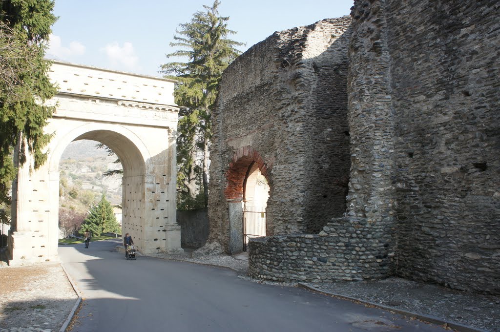 Arco de Augusto y Castrum rovine. by La Casa del Chiflón