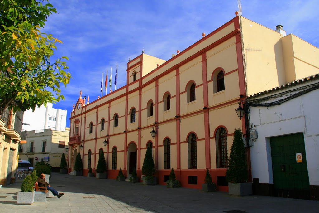 Alcalá de Guadaíra - Plaza el Duque : Stadhuis by John Scholte