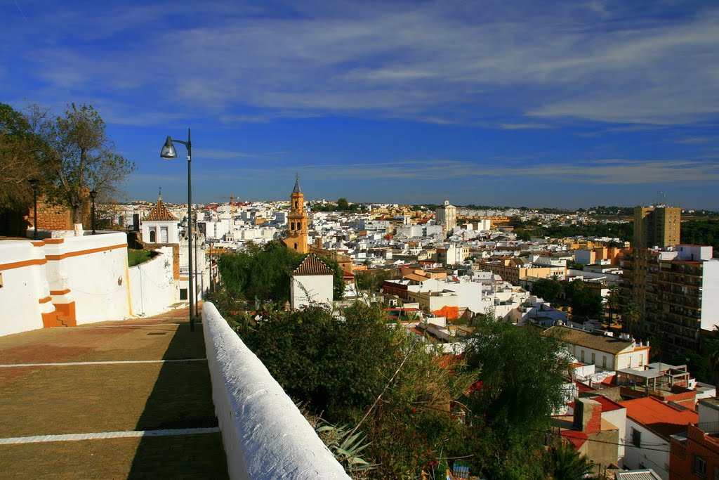 Alcalá de Guadaíra - Calle Santa María : Zicht op de stad by John Scholte