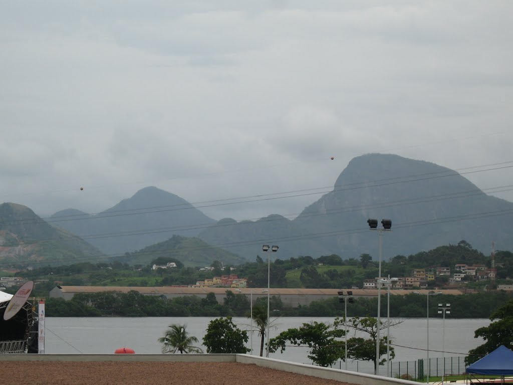 Moxuara visto do Parque Tancredão - São Pedro - Vitória - ES by Fabio Arrebola