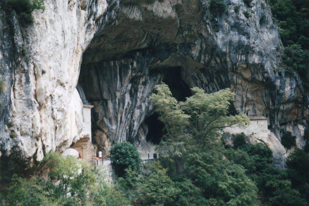 Grotta dell'eremo di Frasassi by Paolo Lazzarini