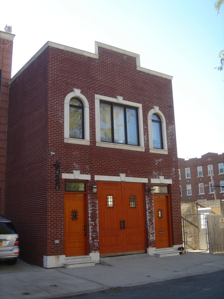 Carriage house on 25th Rd facing southwest by Robert Reichenbach