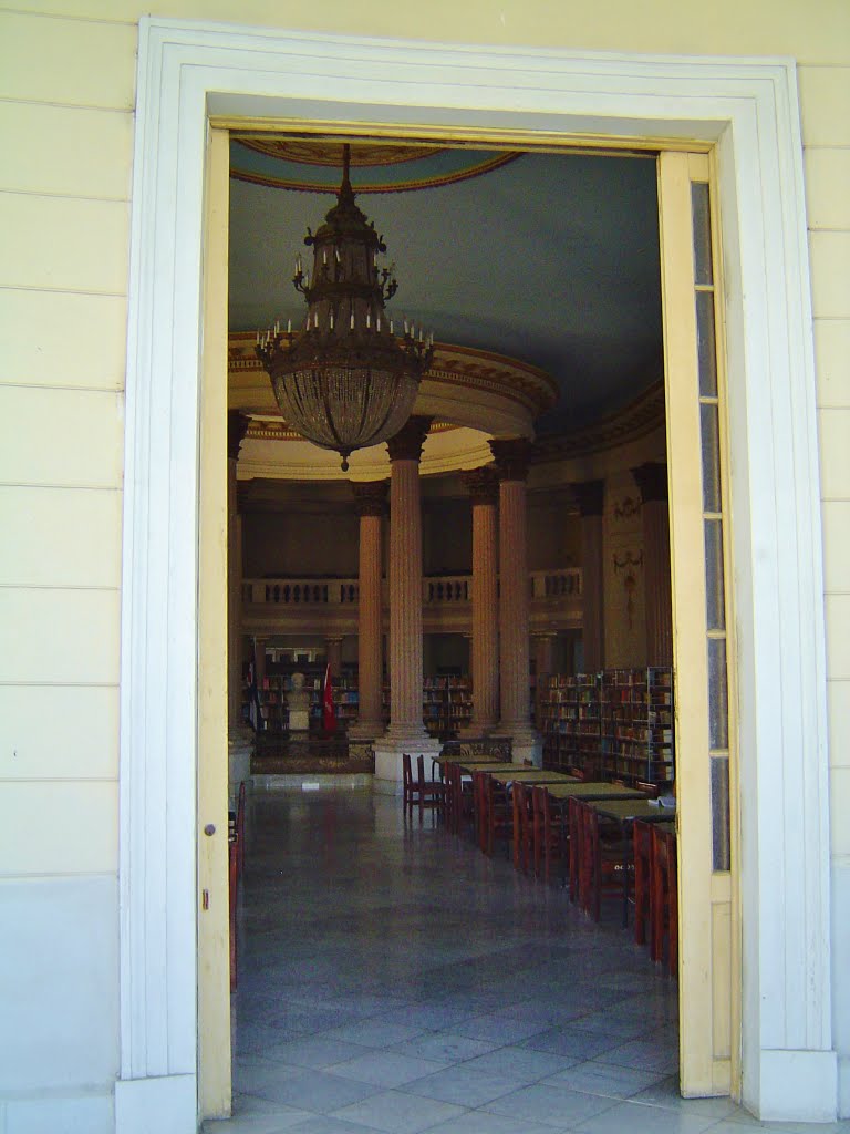 Acceso al Interior de la antigua Sociedad el Progreso desde el balcon. (Actual Biblioteca Provincial de Sancti Spiritus Ruben Martinez Villena) by JOSE GARCIA CABEZAS