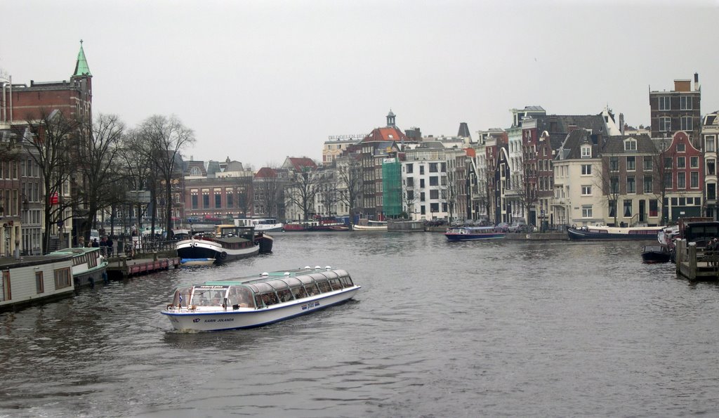 Amsterdam, a typical canal by Nicola e Pina Varie