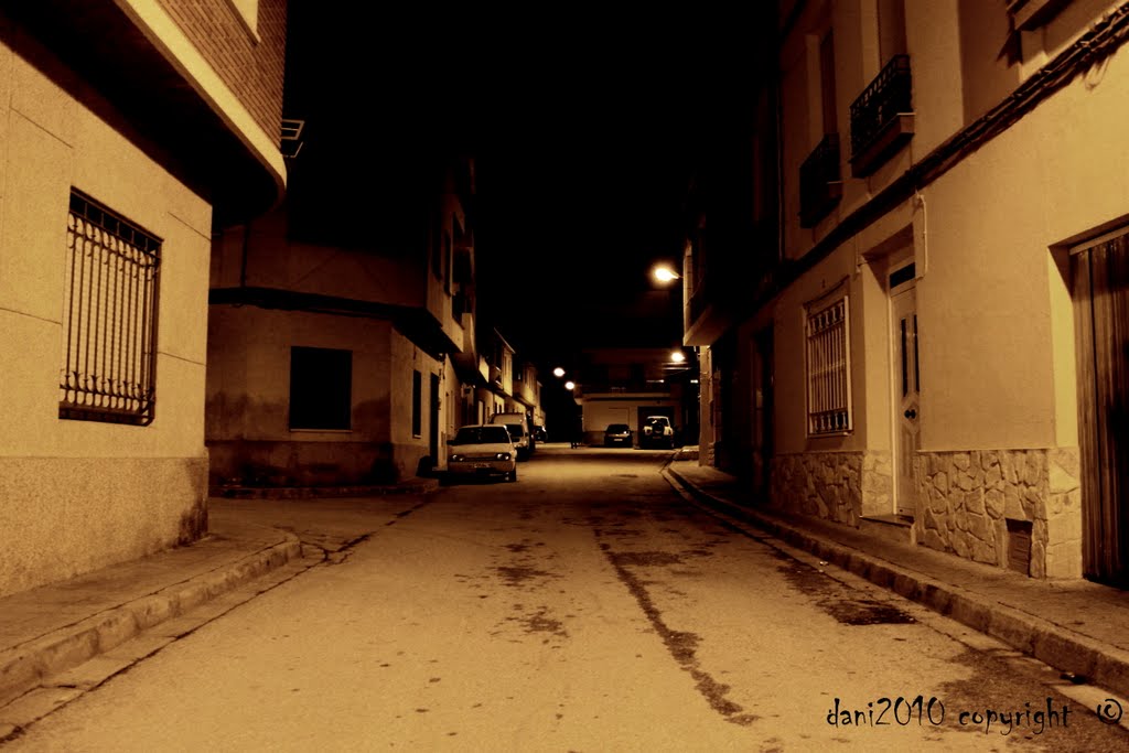 De paseo por Casas Ibáñez: calle del Molino a media noche; ni un dios da la cara con este ambiente tenso, penetrante y por lo general, aburrido by DnTrotaMundos ☮