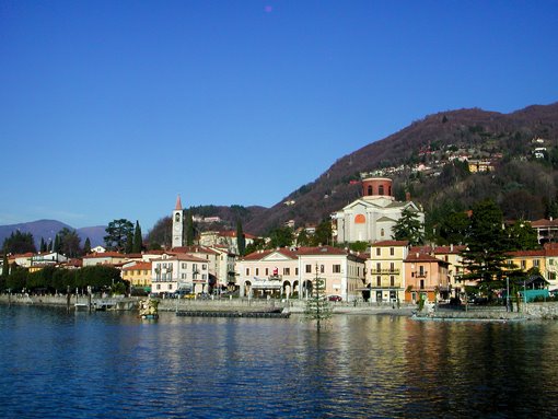 Laveno, gesehen aus der Fähre by Andreas Rosasco