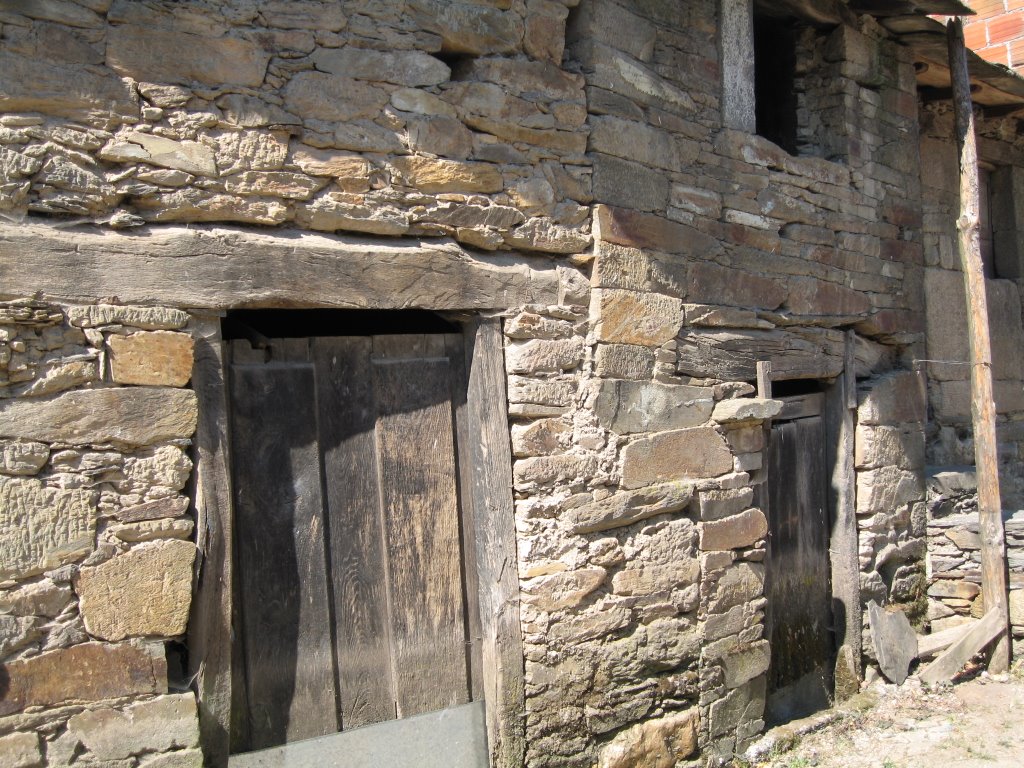 Portas e Janelas by Helena Gomes