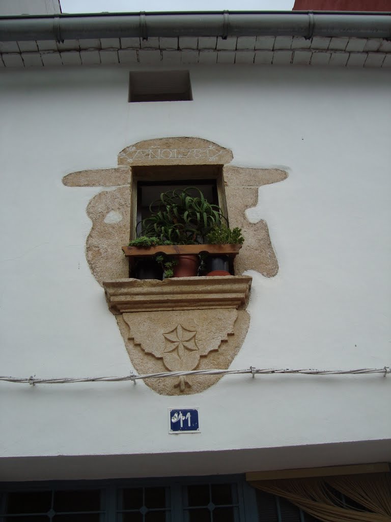 Finestró decorat i dintellat de pedra picá, Serra d'En Garcerán, comarca Plana Alta, Castellón, España by Juan Emilio Prades Bel