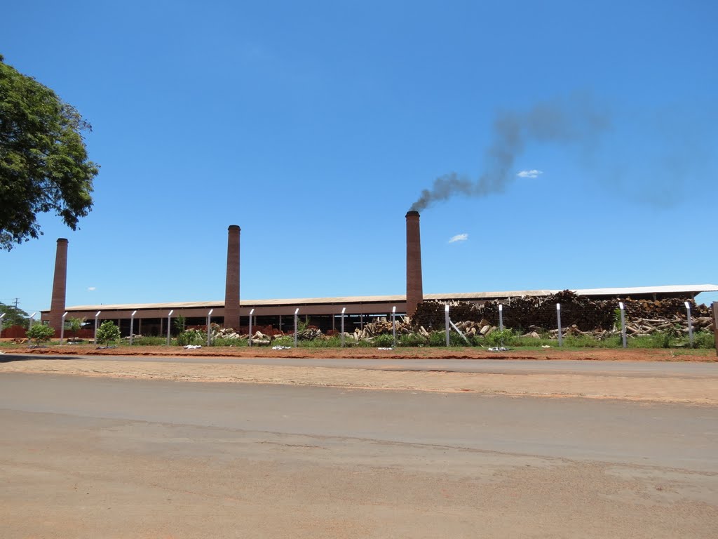 Cerâmica no distrito de Aparecida do Ivaí em Santa Mônica, PR. by Ricardo Mercadante