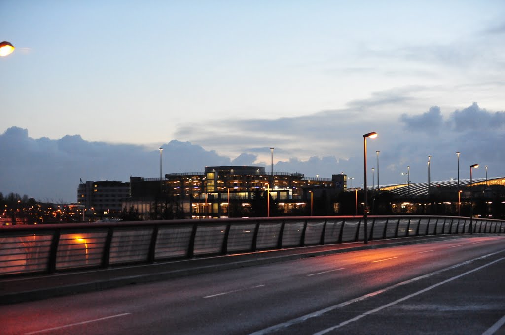 Hamburg Flughafen, Sicht auf Parkplatz by juraschik