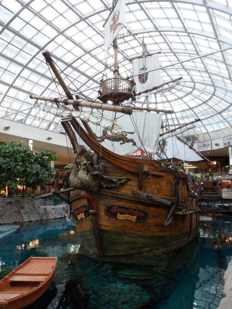 Caravela Santa Maria - West Edmonton Mall by Helio Queiroz