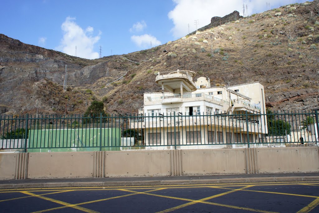 Puerto comercial. El hermoso edificio antiguo by Boris Busorgin 2