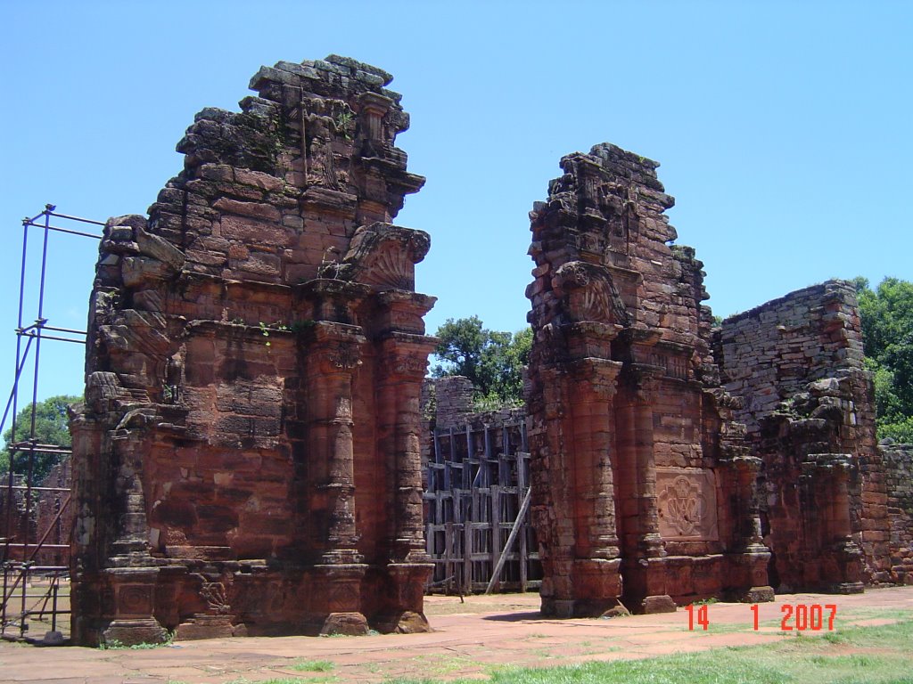 Ruinas Jesuíticas de San Ignacio Miní. Fachada del frente de la Iglesia by Javier Cabral