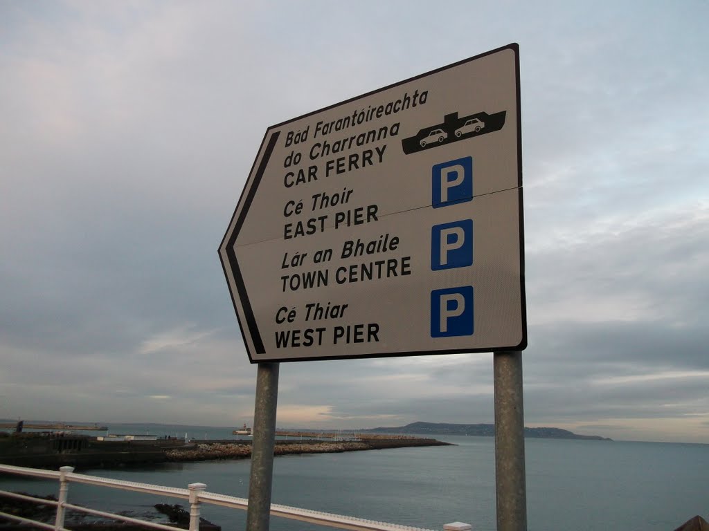 Dun Laoghaire Harbour by Délio de Lemos