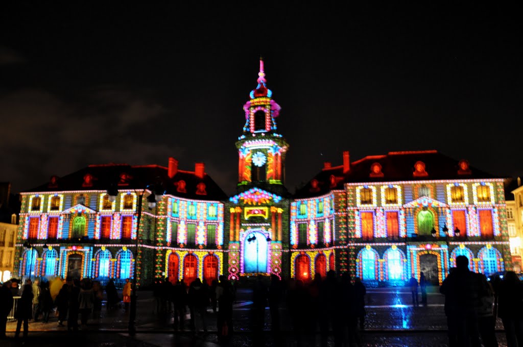 Illuminations à thème à la Mairie de Rennes La crise économique détruira la vie des rennais. ( Buổi trình diễn bằng ánh sáng tại toà thị sảnh Rennes, dưới chủ đề : cơn khủng hoảng kinh tế của chủ nghĩa tư bản sẽ tàn phá đời sống người dân Rennes. ). To look at the full screen. by Ho Tich Chau