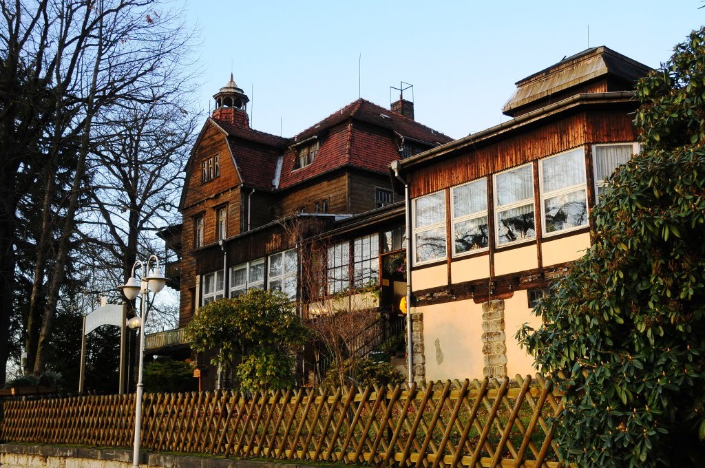 Bad Schandau - Ostrau: Eine baulich besondere "Schönheit" mit Kaffeeausschank besitzt den spröden Charme der 70'er Jahre, der FDGB lässt grüßen. Sucht man bei Google nach alten Ansichtskarten, so findet man dabei dieses Haus als FDGB Erholungsheim Erwin Hartsch Bad Schandau Ostrau in schwarz/weiß. by Egbert Bueschel