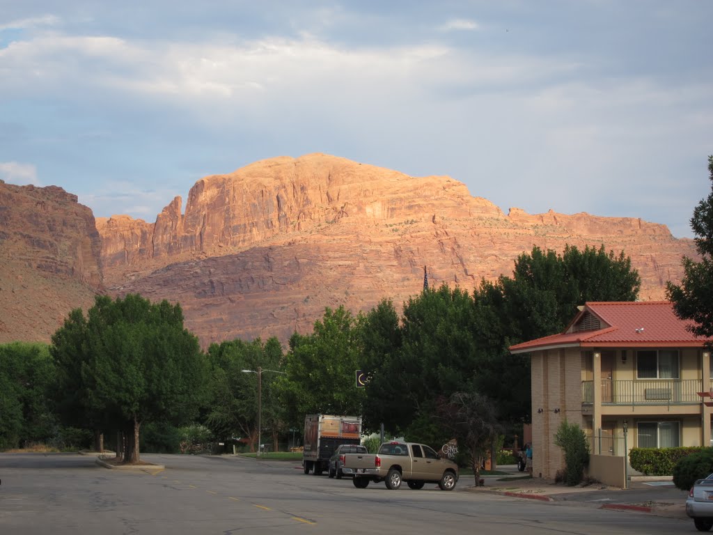 Close up of mountains from South 2nd St & S. Main St (looking east) by VasMan