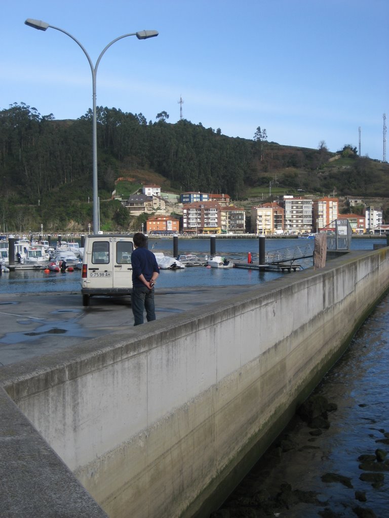 Puerto de Ribadesella by Joaquín Ceballos