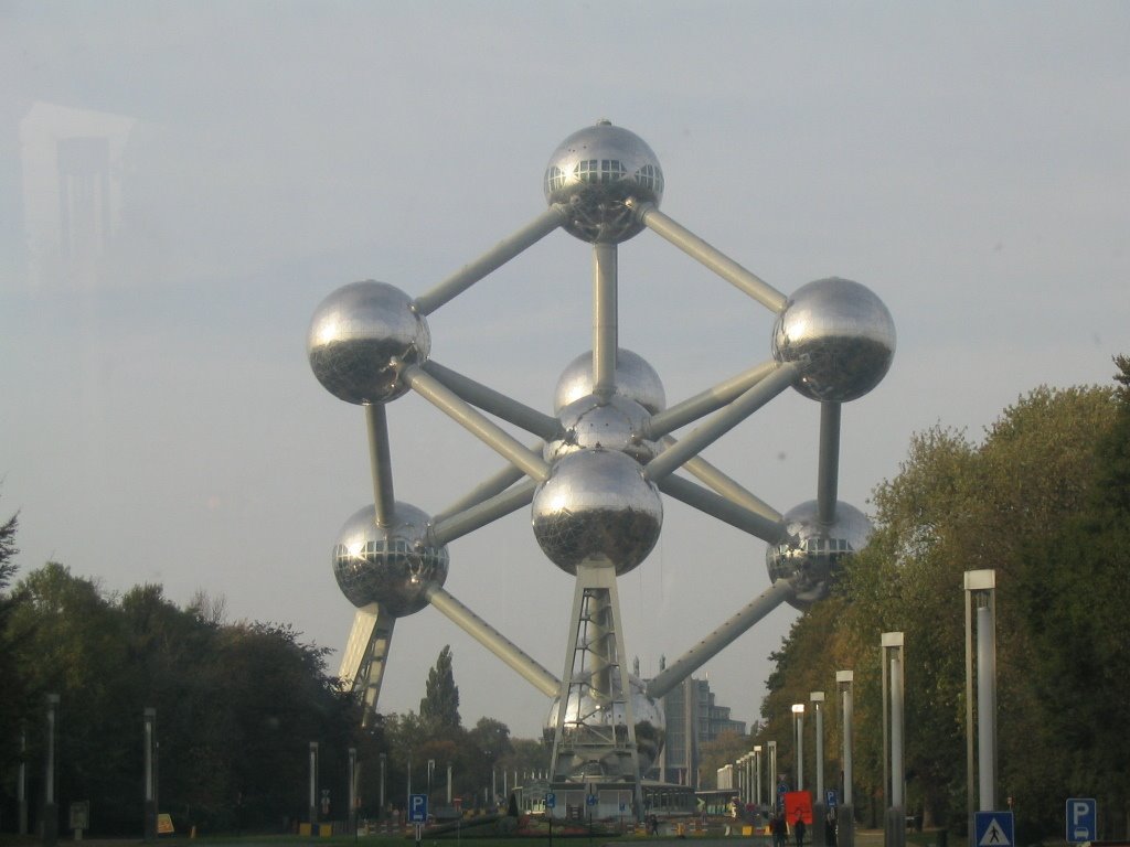 Atomium by Andre Blinn