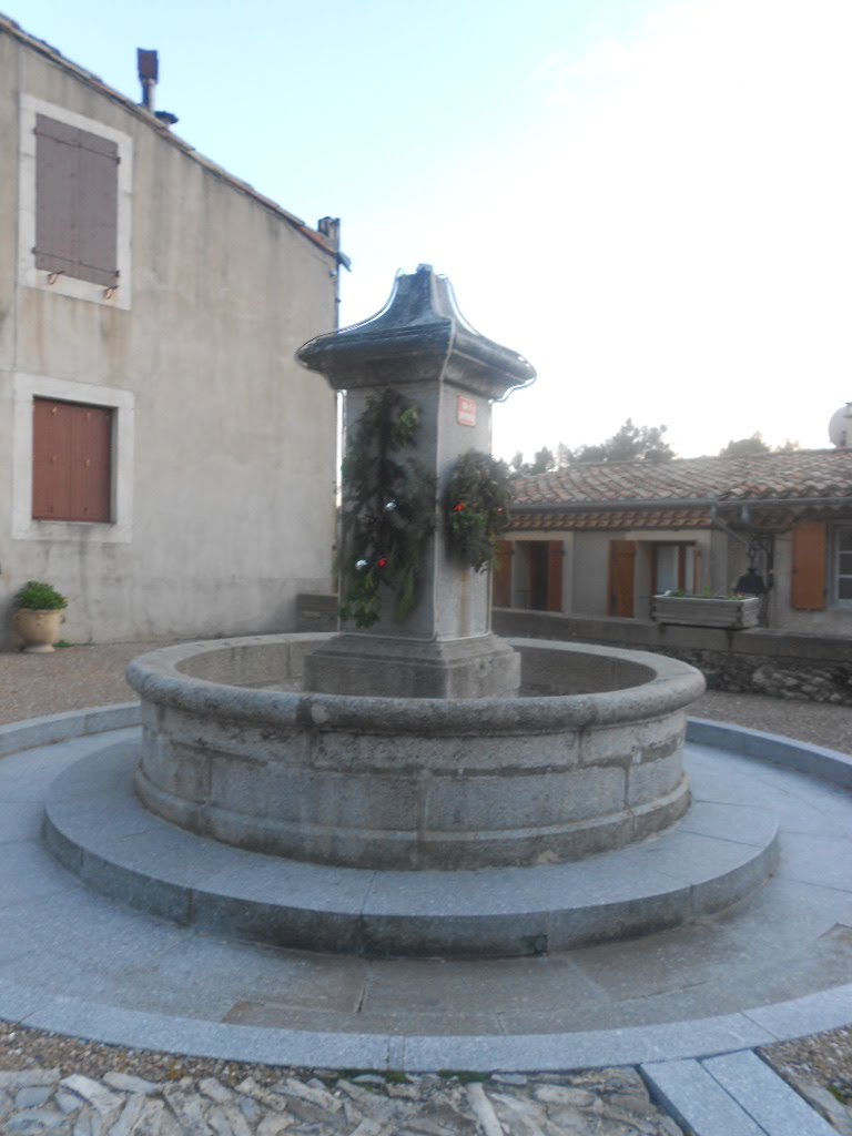 Fontaine d'Aragon by Etoilée