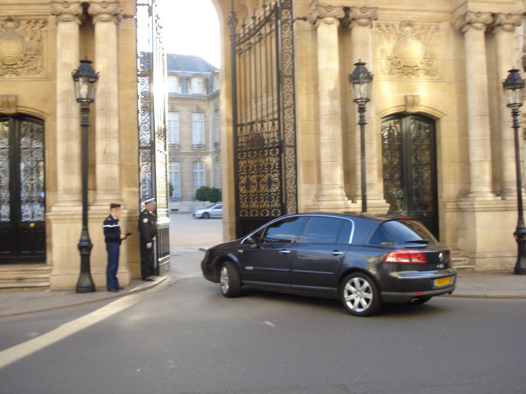 Le nom est sur la liste, le portail s'ouvre donc et la voiture peut rentrer by SocoA