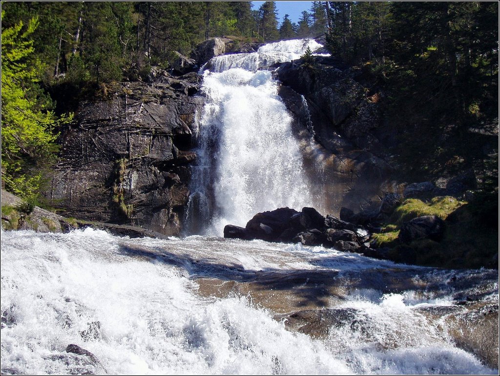 Une des cascades au Pont d'Espagne by Michel Chanaud (Sarlat)