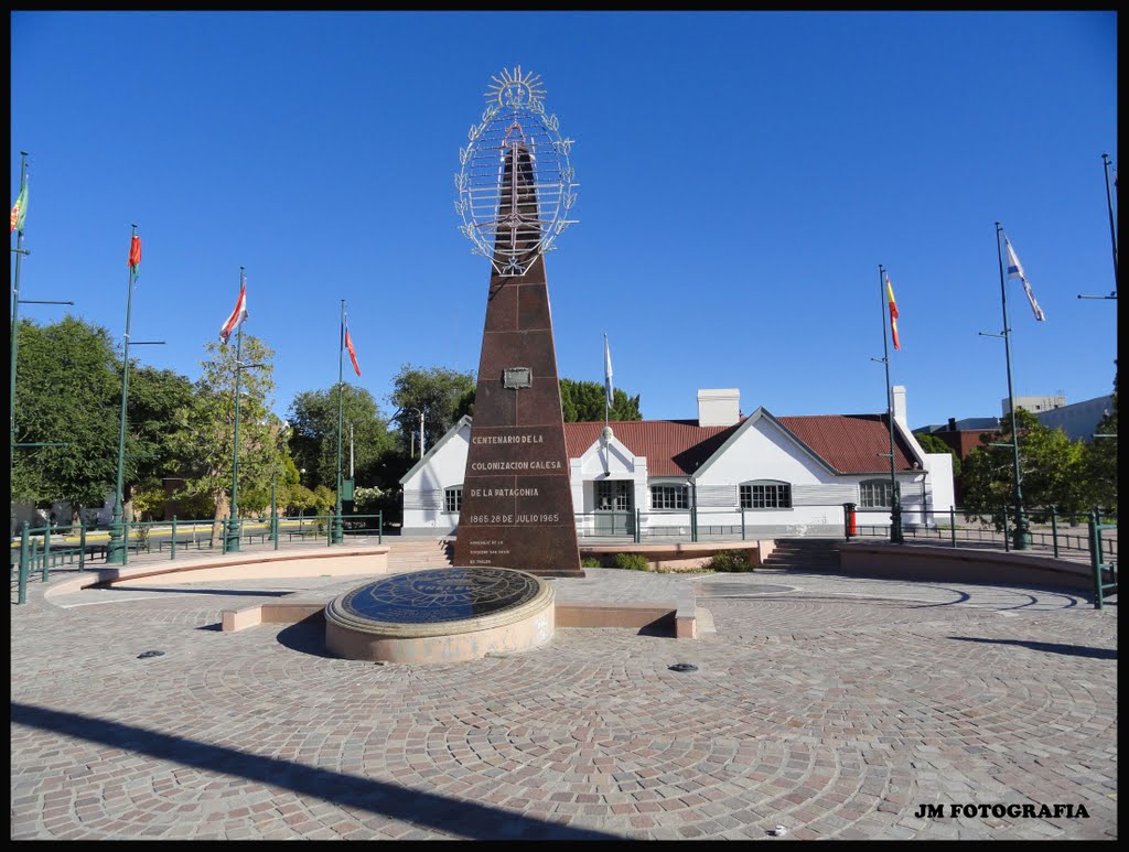 Monolito "Centenario de la Colonización Galesa de la Patagonia 18 de Julio de 1965" y Museo Histórico - Trelew - Chubut - Argentina by Jm Fotografía