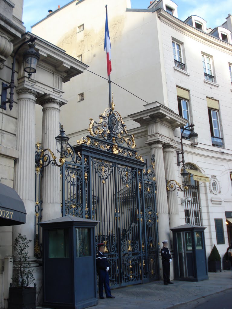 La Gendarmerie Nationale et la Police Nationale surveillent ensemble le Ministère de l'Intérieur by SocoA