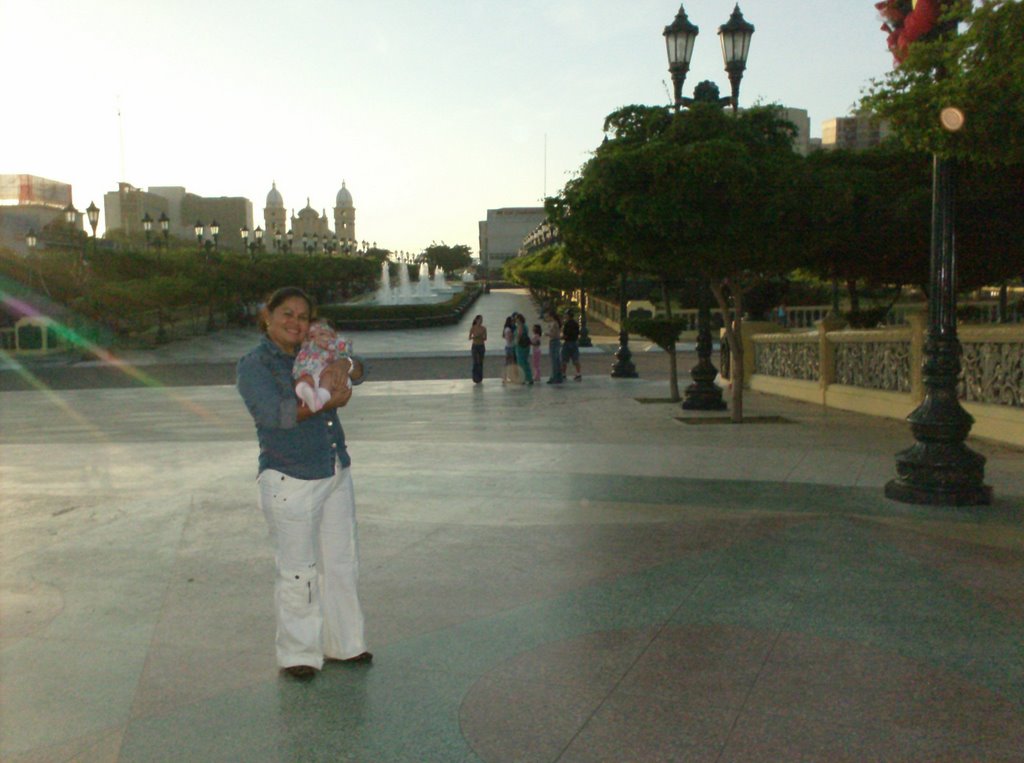 Plaza del monumento a la virgen.(Laura). by Rafael Bracho