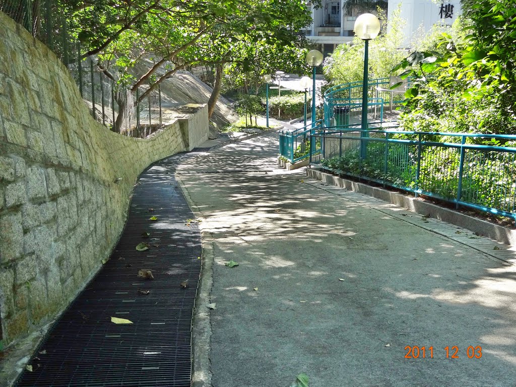 Passage to the small park at the back of Tin Wan Estate (near Block 4&5 of the demolished old Tin Wan Estate), Aberdeen, HK by Gumsweet