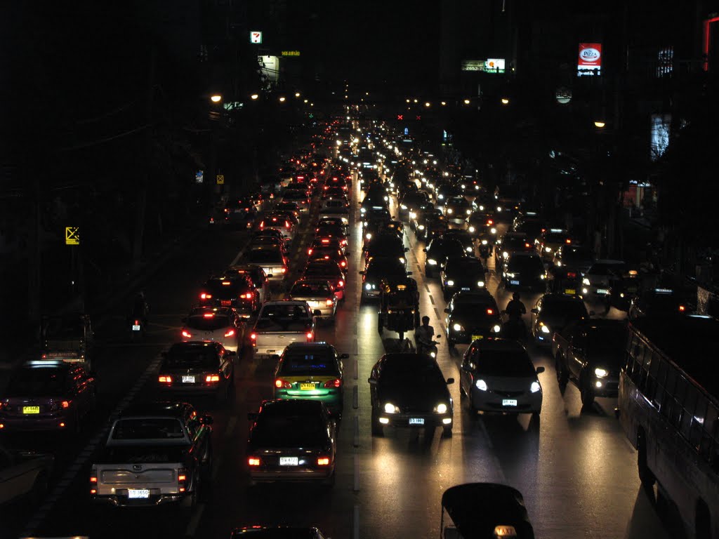 Outside Traffice - MBK Mall Bangkok - 05/2011 by Joseph Lenin Antoine