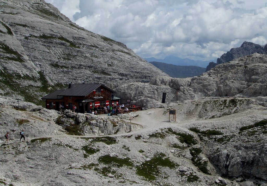 Rifugio Pian di Cengia. Mezzogiorno e dintorni. by Angela Rozzoni