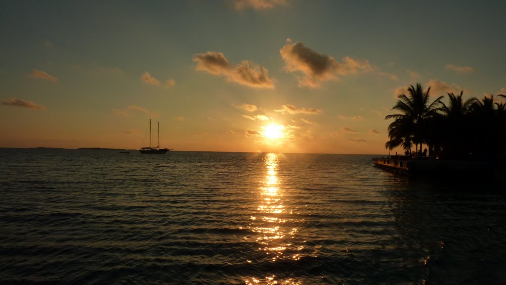 Sunset Kuredu Island 11/2010 by alex fromgalax