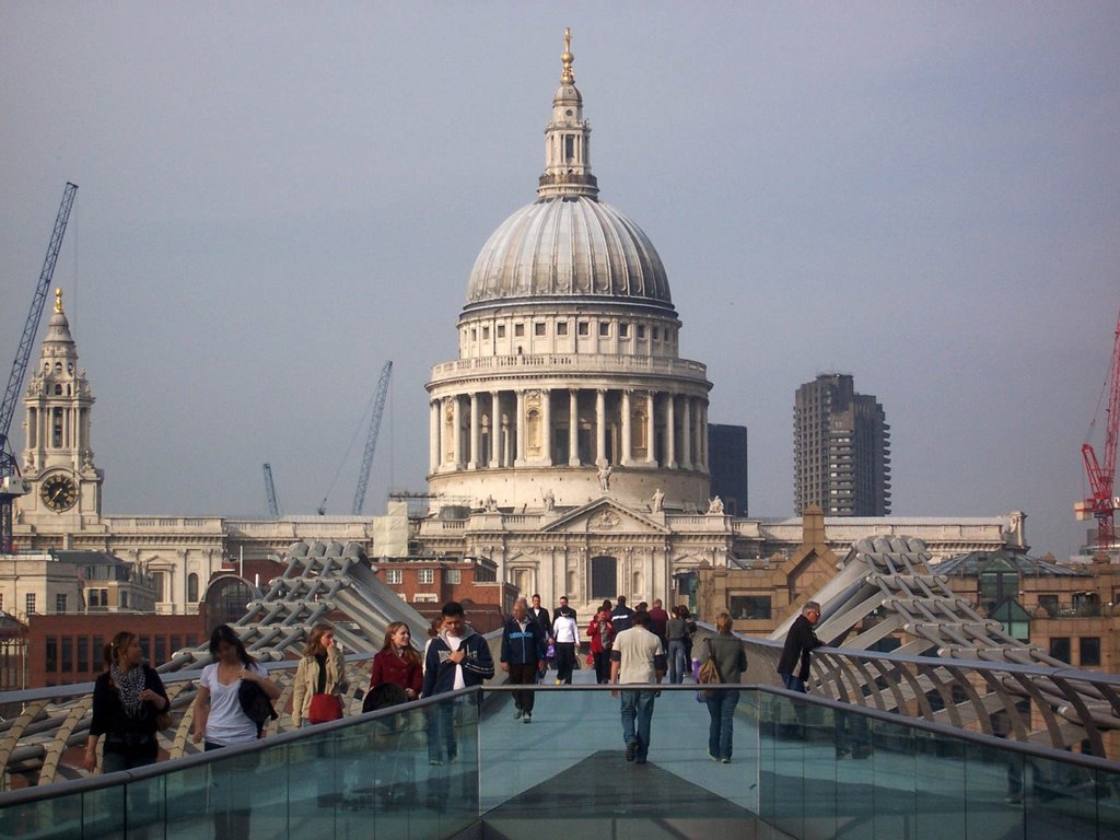 Millenium Bridge & St. Paul's Cathedral by Isaac Lozano Rey