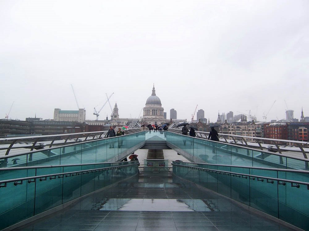 Millenium Bridge by Isaac Lozano Rey