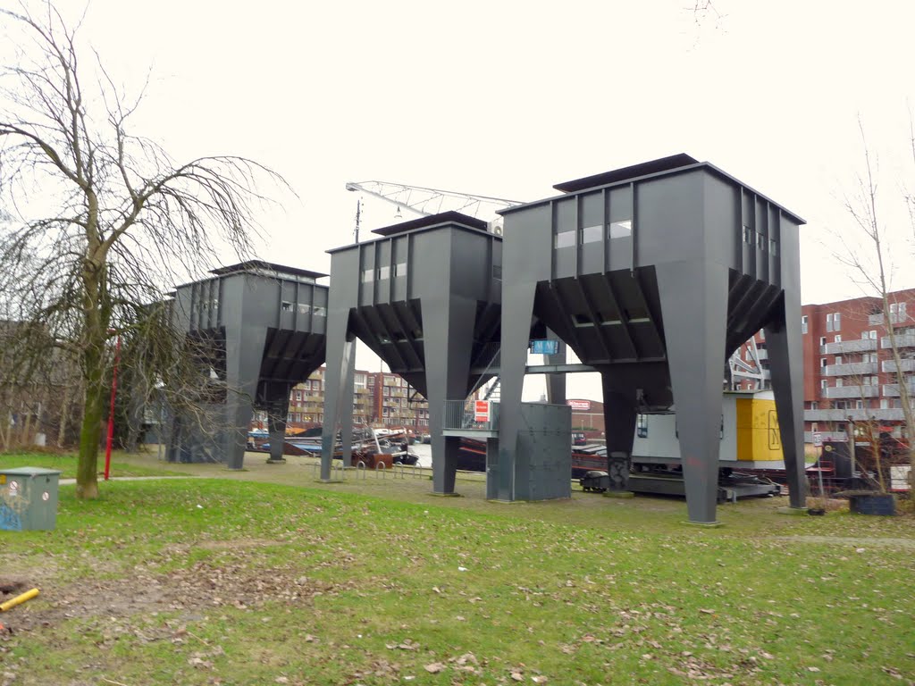 De U-trechters ( storttrechters , verbouwd tot bedrijfsruimte), 3 Form. chutes , now in use as office space by Martin Klumper