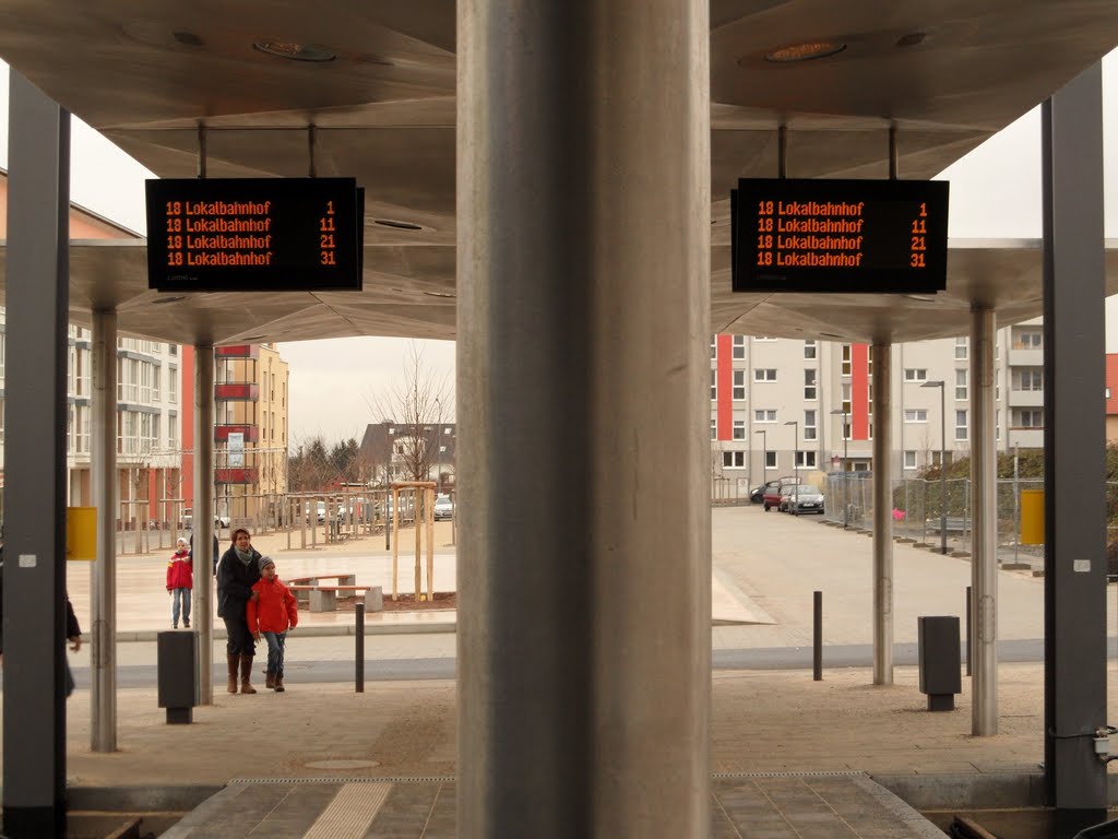 Fährt die nächste Bahn nun links oder rechts ab...? by IngolfBLN