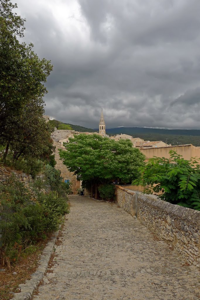 Saint-Saturnin-lès-Apt vihar előtt by M. Simkovics