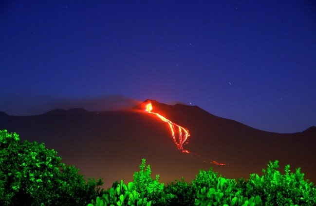 Vulcano in eruzione by Lupinanto