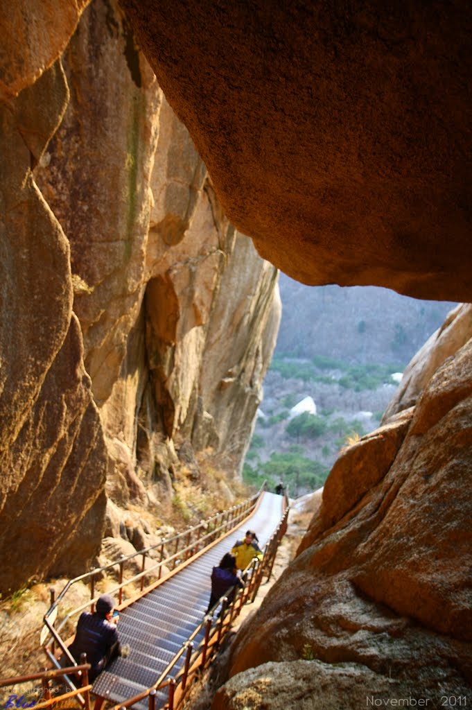 Ulsan Rock(Ulsanbawi), Mt. Seorak National Park, Sokcho, Gangwon, Korea by Blue Mun