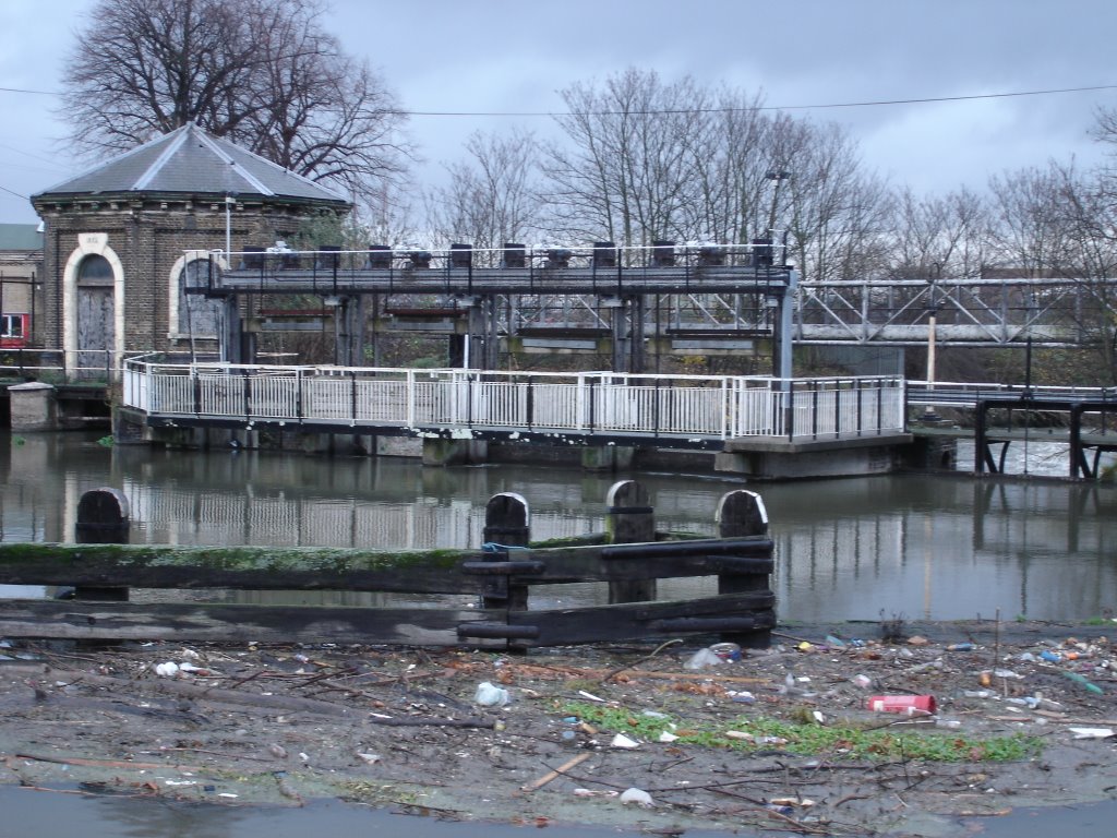 Lea Bridge Weir by StephenHarris