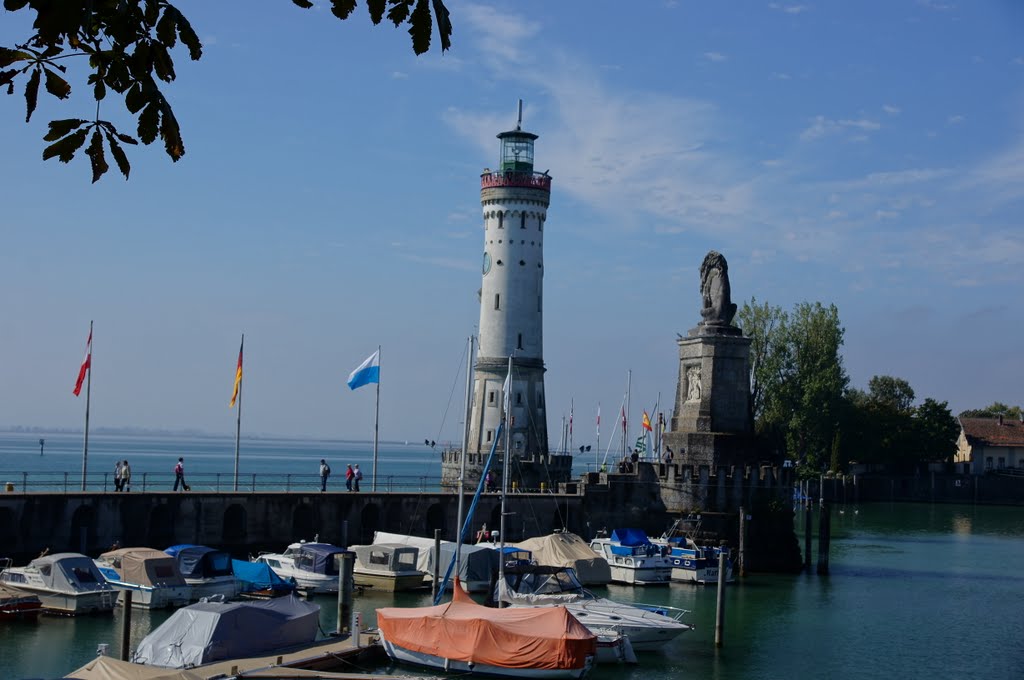 Lindau Hafeneinfahrt by Jürgen Düring