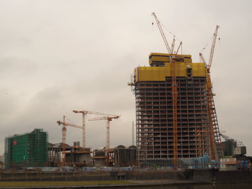 Baustelle der Europäischen Zentralbank - Blick vom südlichen Mainufer - Stand 12/2011 by IngolfBLN