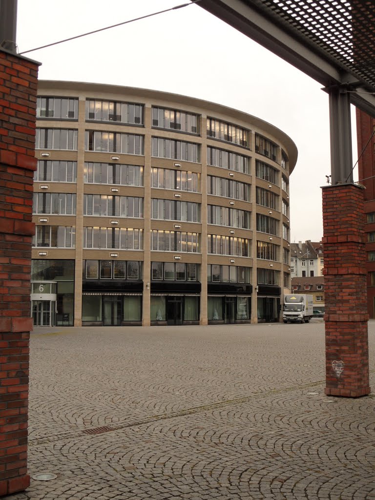 Blick hindurch über den Walther-von-Cronberg-Platz zum Rundhaus Colosseo by Ingolf Berger