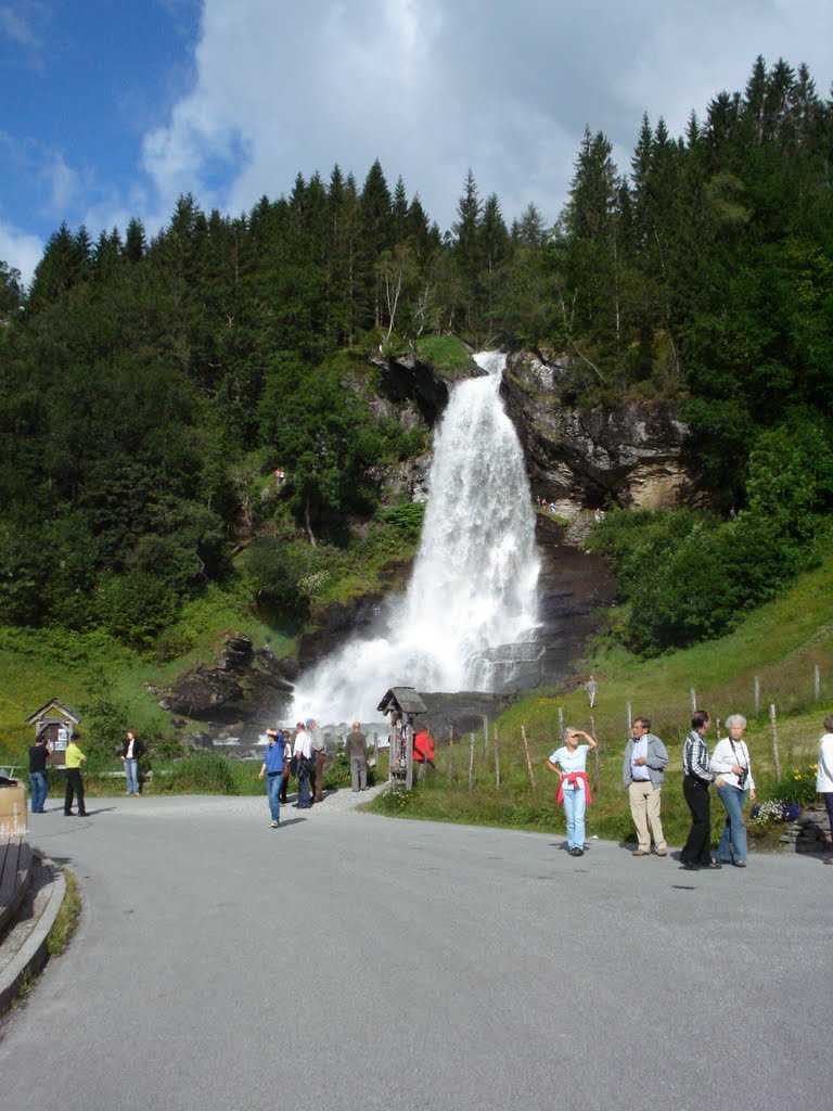 Steindalfossen by Thomas Freiherr